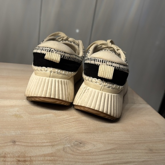 Dolce Vita Sneakers - Picture 5 of 9